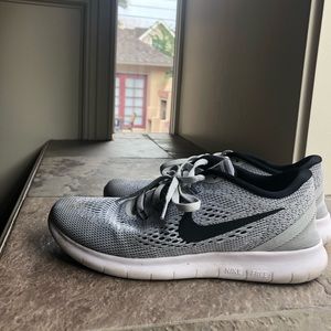 Barely worn nike running/gym shoes!
